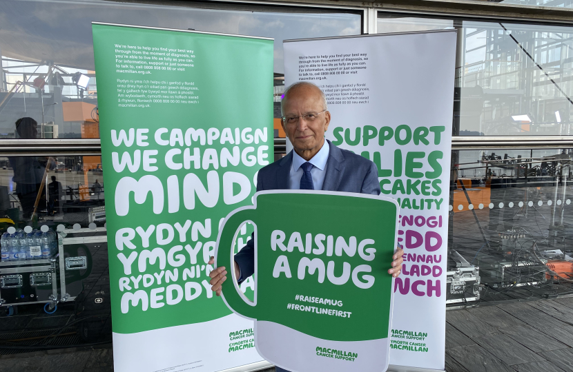 Dr Altaf Hussain, Aelod o Senedd Gorllewin De Cymru, yn y Bore Coffi Macmillan 