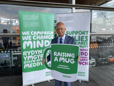 Dr Altaf Hussain, Aelod o Senedd Gorllewin De Cymru, yn y Bore Coffi Macmillan 